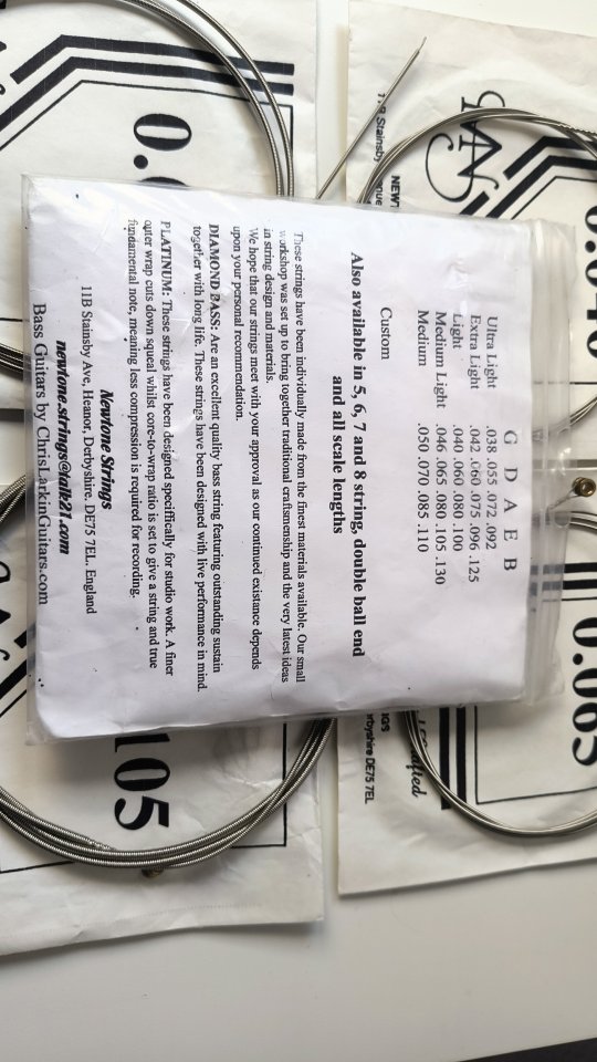 Cuerdas para bajo Newtone String (UK) de segunda mano · Foto 3 de 4 · Madrid · 12 €