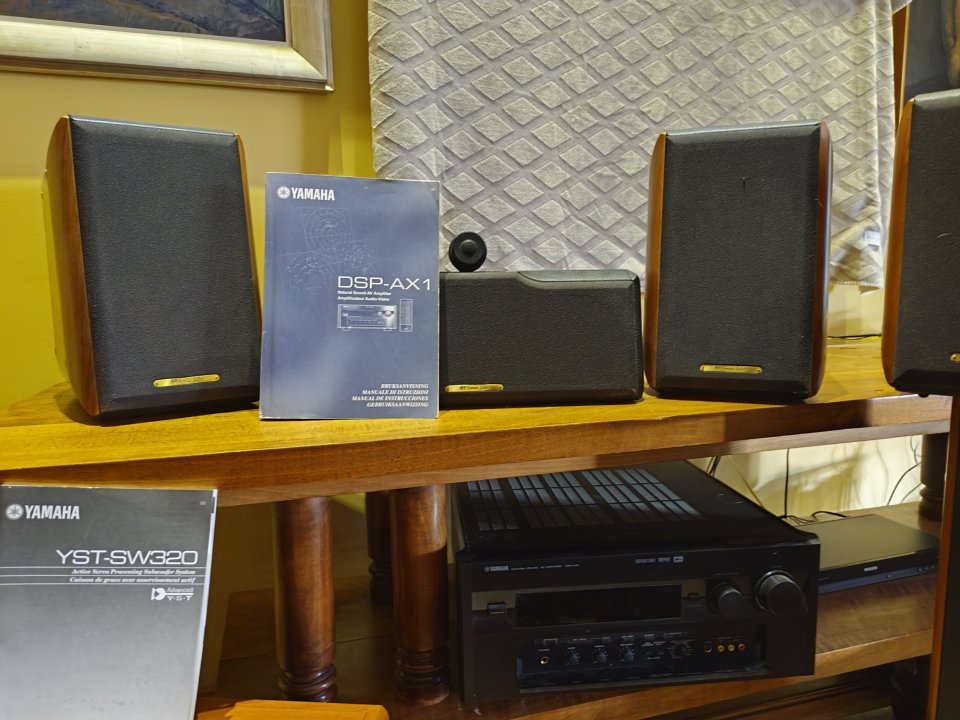 Amplificador Yamaha DSP-AX1+ equipo Yamaha altavoces y subwoofer 5.1