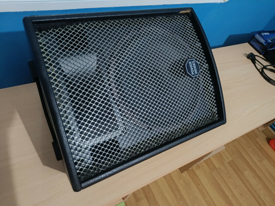 Monitor autoamplificado