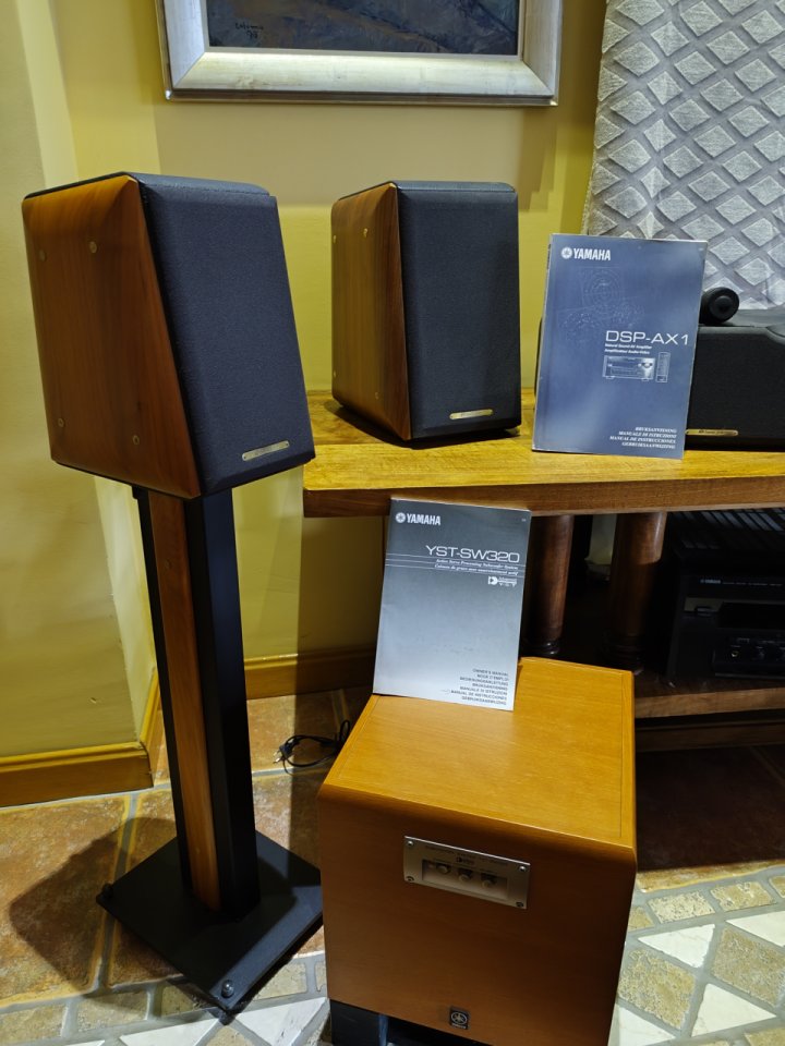 Amplificador Yamaha DSP-AX1+ equipo Yamaha altavoces y subwoofer 5.1