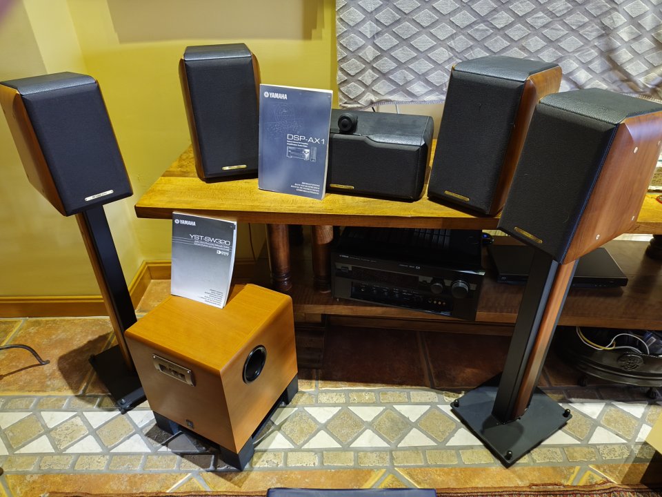 Amplificador Yamaha DSP-AX1+ equipo Yamaha altavoces y subwoofer 5.1