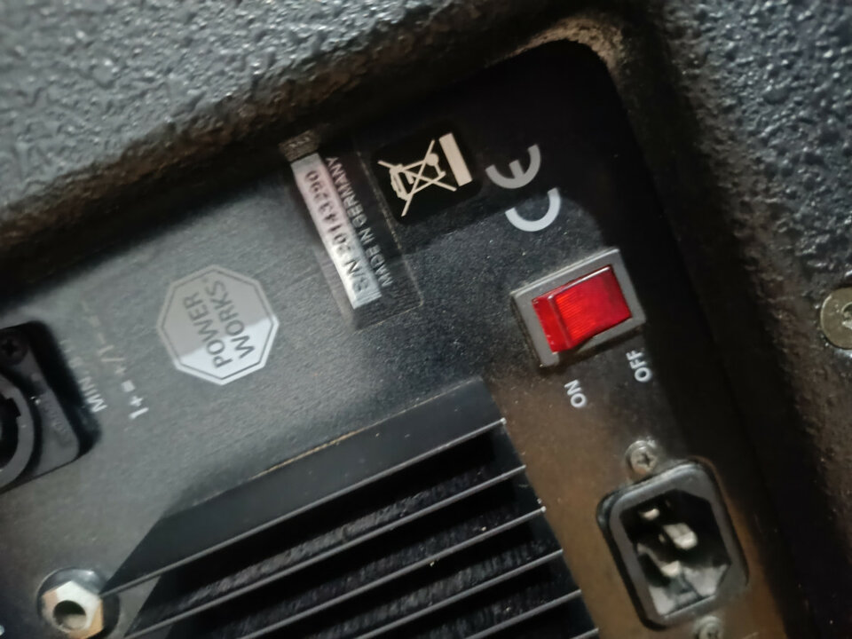 Monitor autoamplificado