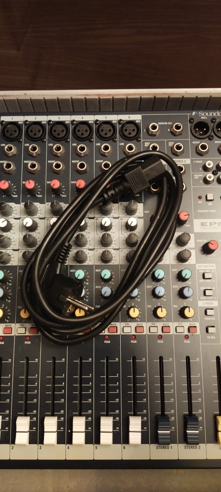 Soundcraft EPM6 Mesa de Mezclas Analógica 6 Canales de segunda mano · Foto 5 de 7 · Valencia · 220 €