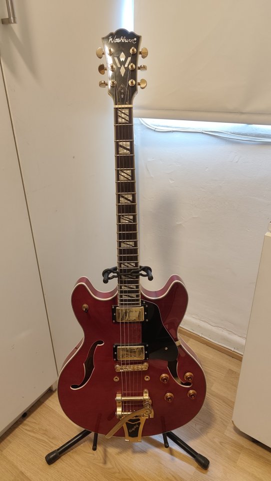 Washburn HB35 china de 2013 con Bigsby de segunda mano · Foto 1 de 10 · Madrid · 480 €