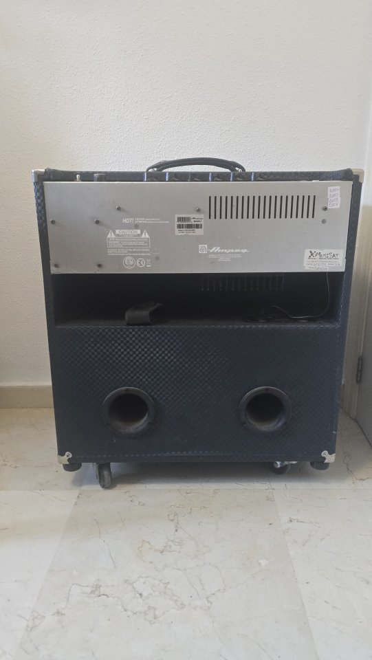 Ampeg B-200R Rocket Bass (220W) de segunda mano · Foto 2 de 4 · Málaga · 390 €