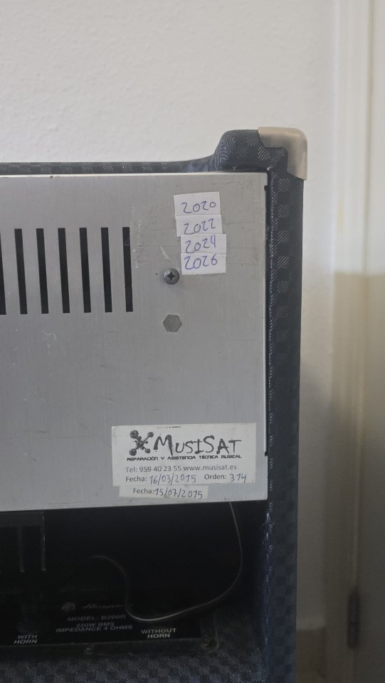Ampeg B-200R Rocket Bass (220W) de segunda mano · Foto 3 de 4 · Málaga · 390 €