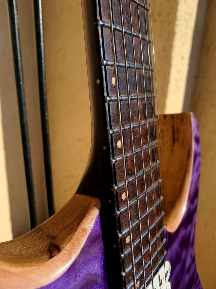 Vendo o cambio guitarra de LUTHIER