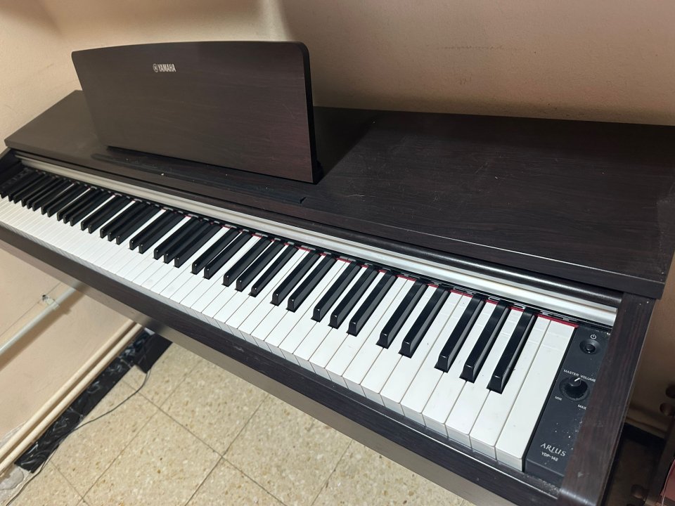 Yamaha YDP 142-R de segunda mano · Foto 2 de 6 · Girona · 565 €