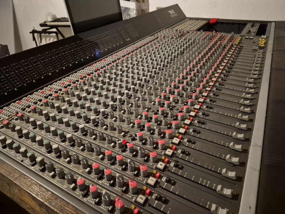 URGE POR MUDANZA - Consola TAC AMEK Matchless 24 canales (45 min de Madrid) de segunda mano · Foto 1 de 6 · Madrid · 500 €