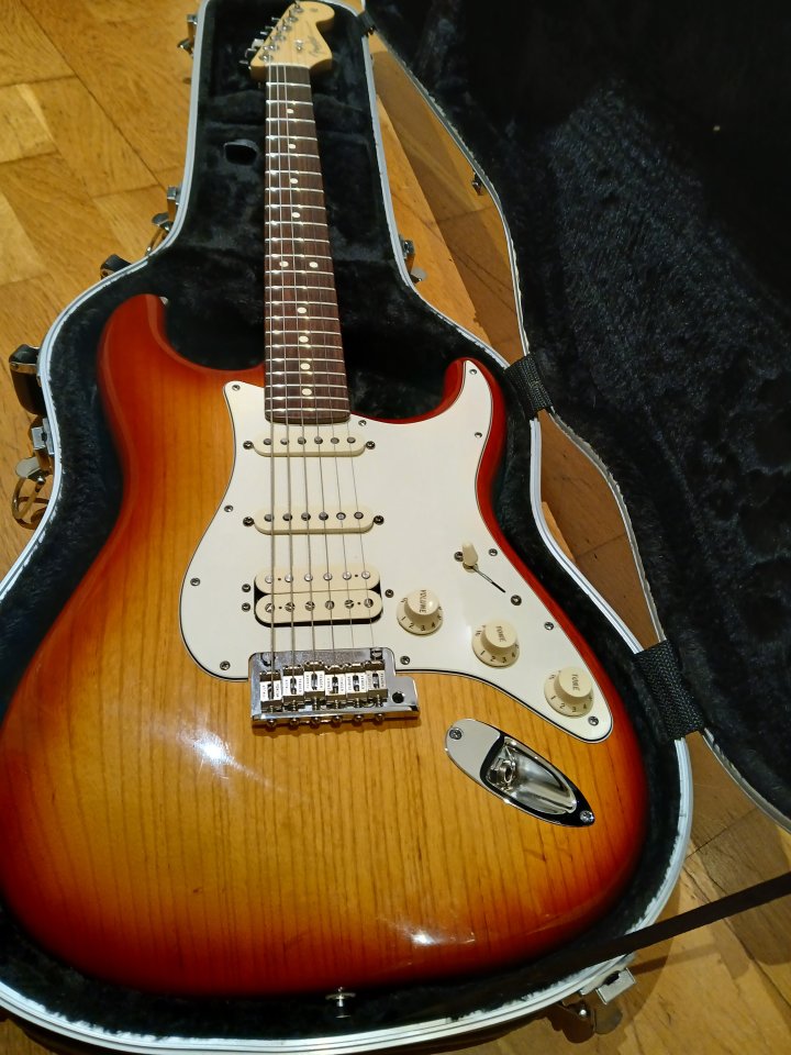 O cambio Fender 2012 American Standard Stratocaster HSS Ash Sienna Sunburst