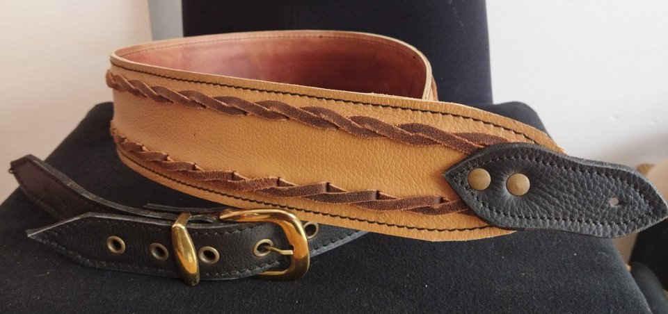 Correa cuero para guitarra o bajo de segunda mano · Foto 1 de 3 · Alicante · 45 €