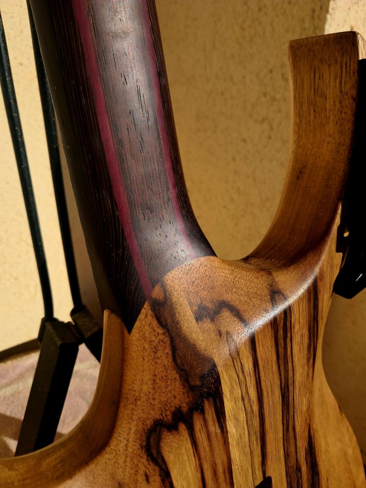 Vendo o cambio guitarra de LUTHIER