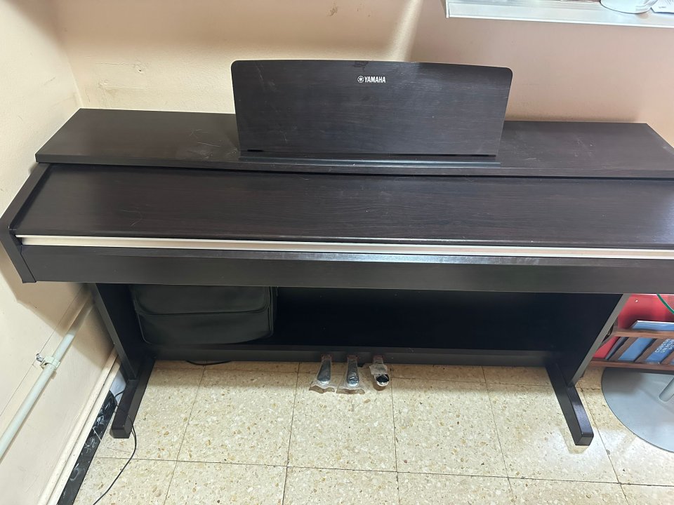 Yamaha YDP 142-R de segunda mano · Foto 4 de 6 · Girona · 565 €