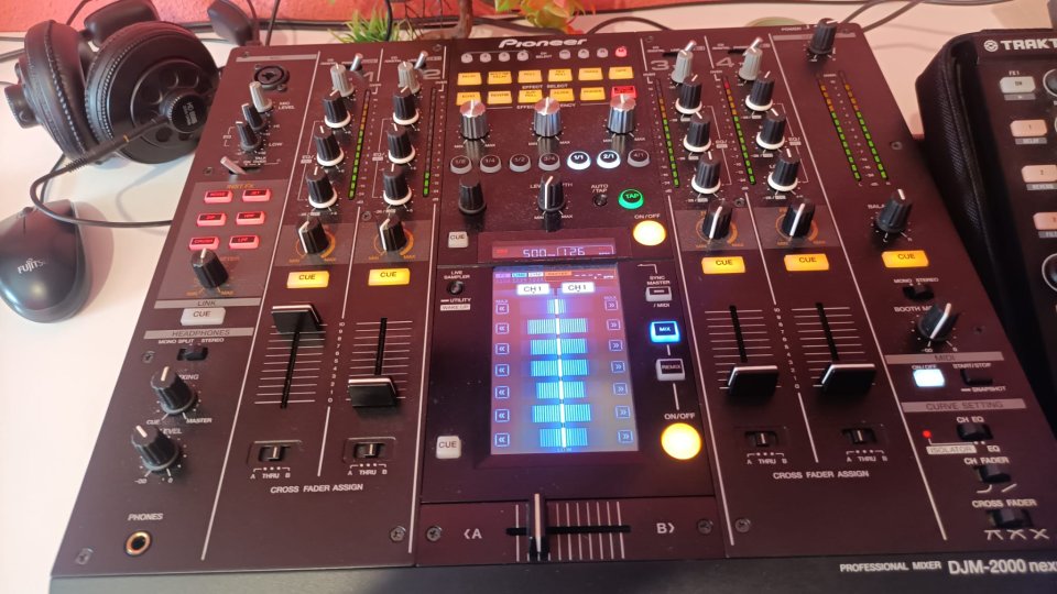 Pioneer DJM 2000 Nexus + 2 NI X1 de segunda mano · Foto 1 de 6 · Madrid · 1050 €