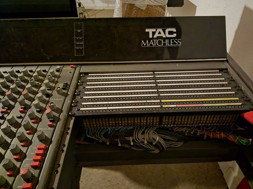 URGE POR MUDANZA - Consola TAC AMEK Matchless 24 canales (45 min de Madrid) de segunda mano · Foto 6 de 6 · Madrid · 500 €