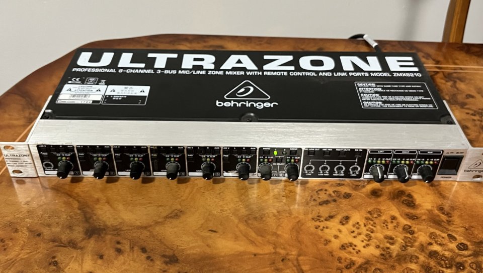 Behringer Ultrazone ZMX8210 mezclador de zonas rack 1U de segunda mano · Foto 1 de 6 · Huesca · 50 €