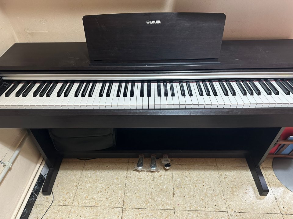 Yamaha YDP 142-R de segunda mano · Foto 5 de 6 · Girona · 565 €