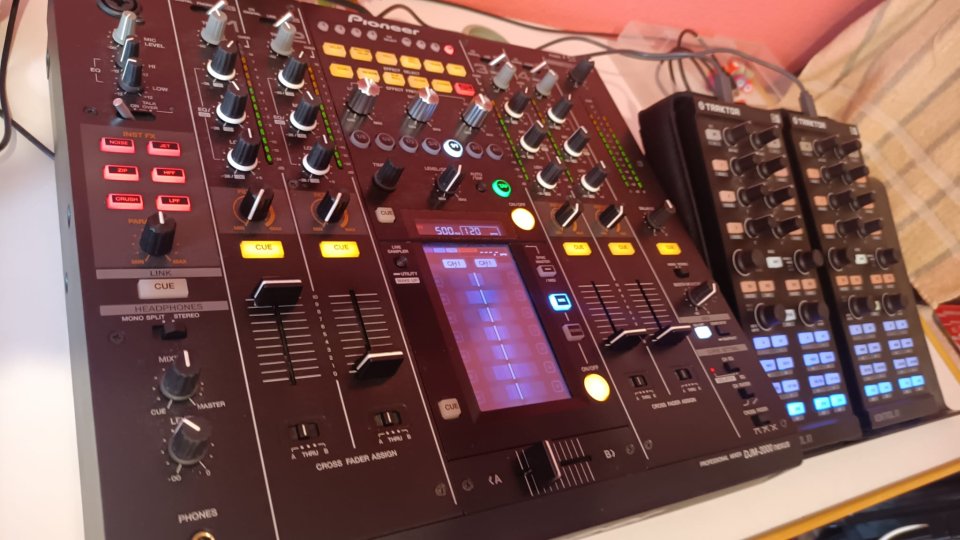 Pioneer DJM 2000 Nexus + 2 NI X1 de segunda mano · Foto 2 de 6 · Madrid · 1050 €