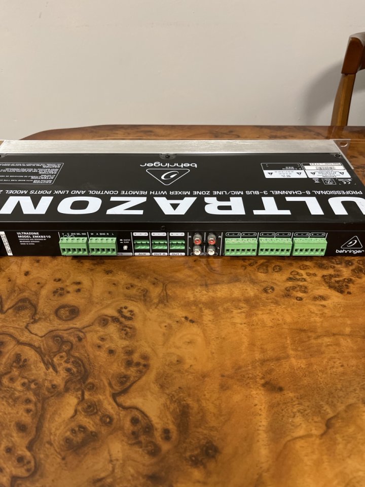 Behringer Ultrazone ZMX8210 mezclador de zonas rack 1U de segunda mano · Foto 2 de 6 · Huesca · 50 €