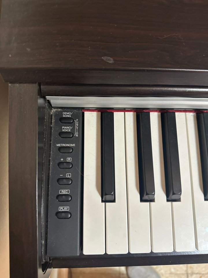 Yamaha YDP 142-R de segunda mano · Foto 6 de 6 · Girona · 565 €