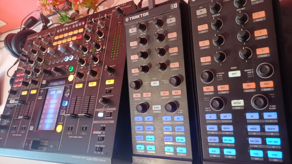 Pioneer DJM 2000 Nexus + 2 NI X1 de segunda mano · Foto 3 de 6 · Madrid · 1050 €