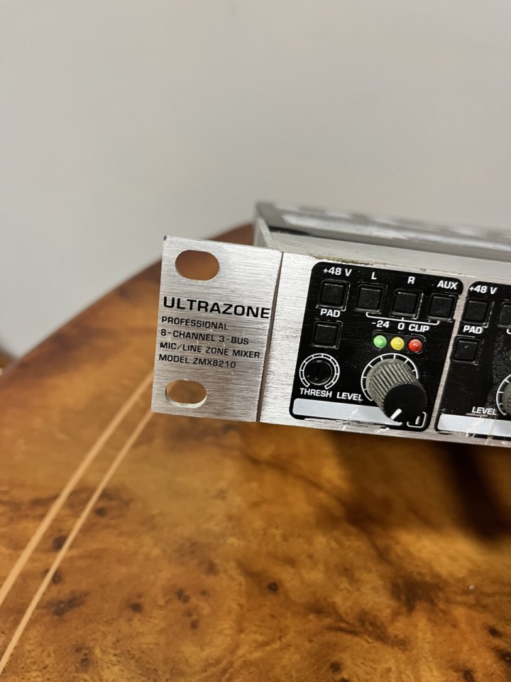 Behringer Ultrazone ZMX8210 mezclador de zonas rack 1U de segunda mano · Foto 3 de 6 · Huesca · 50 €