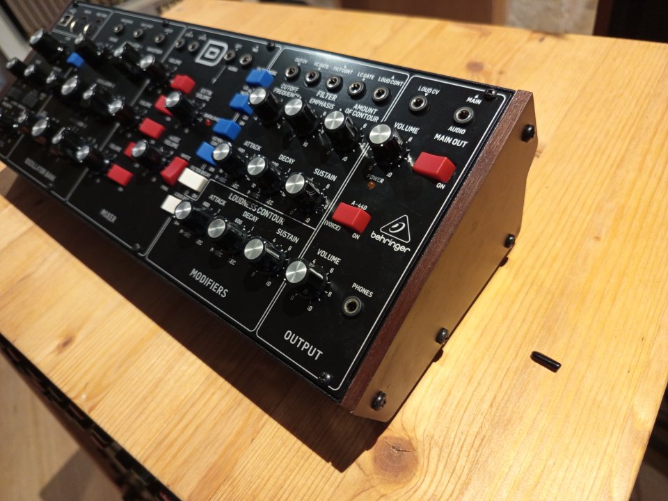 Behringer model D