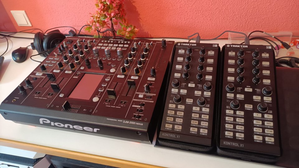 Pioneer DJM 2000 Nexus + 2 NI X1 de segunda mano · Foto 4 de 6 · Madrid · 1050 €