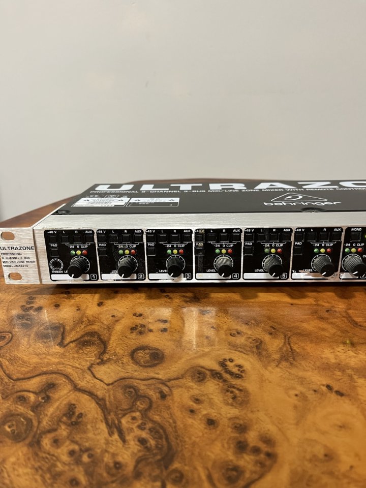 Behringer Ultrazone ZMX8210 mezclador de zonas rack 1U de segunda mano · Foto 4 de 6 · Huesca · 50 €