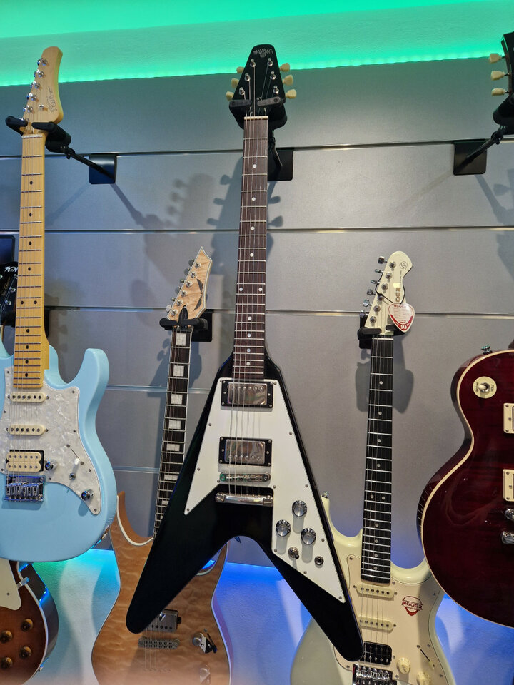 Jamones gordos, puedes pagar parcialmente con instrumentos y material.