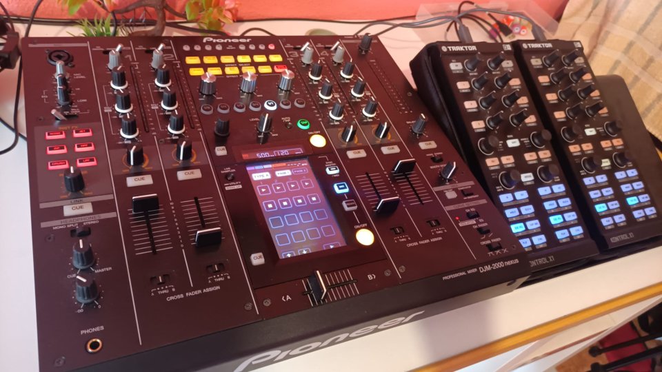 Pioneer DJM 2000 Nexus + 2 NI X1 de segunda mano · Foto 5 de 6 · Madrid · 1050 €