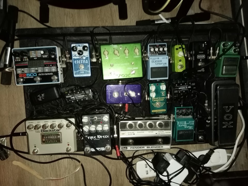 Cambio pedalera y guitarra acústica por electrica de segunda mano · Foto 1 de 5 · A Coruña