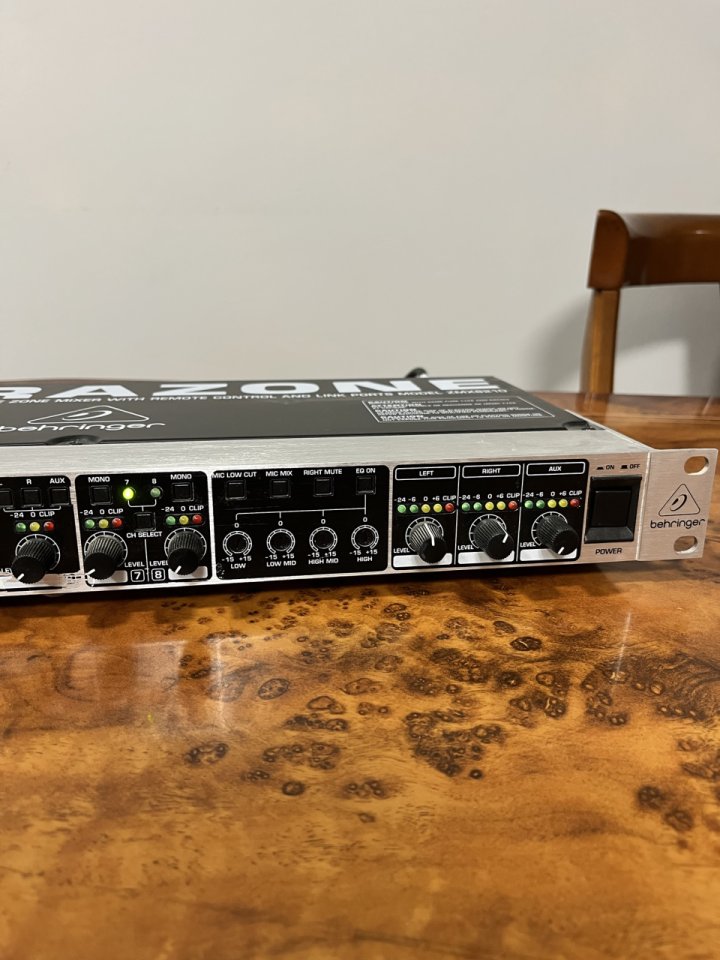 Behringer Ultrazone ZMX8210 mezclador de zonas rack 1U de segunda mano · Foto 5 de 6 · Huesca · 50 €