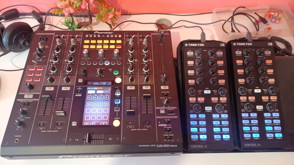 Pioneer DJM 2000 Nexus + 2 NI X1 de segunda mano · Foto 6 de 6 · Madrid · 1050 €