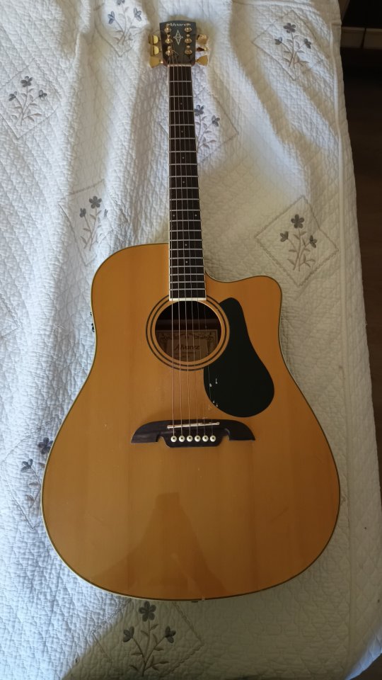 Cambio pedalera y guitarra acústica por electrica de segunda mano · Foto 2 de 5 · A Coruña