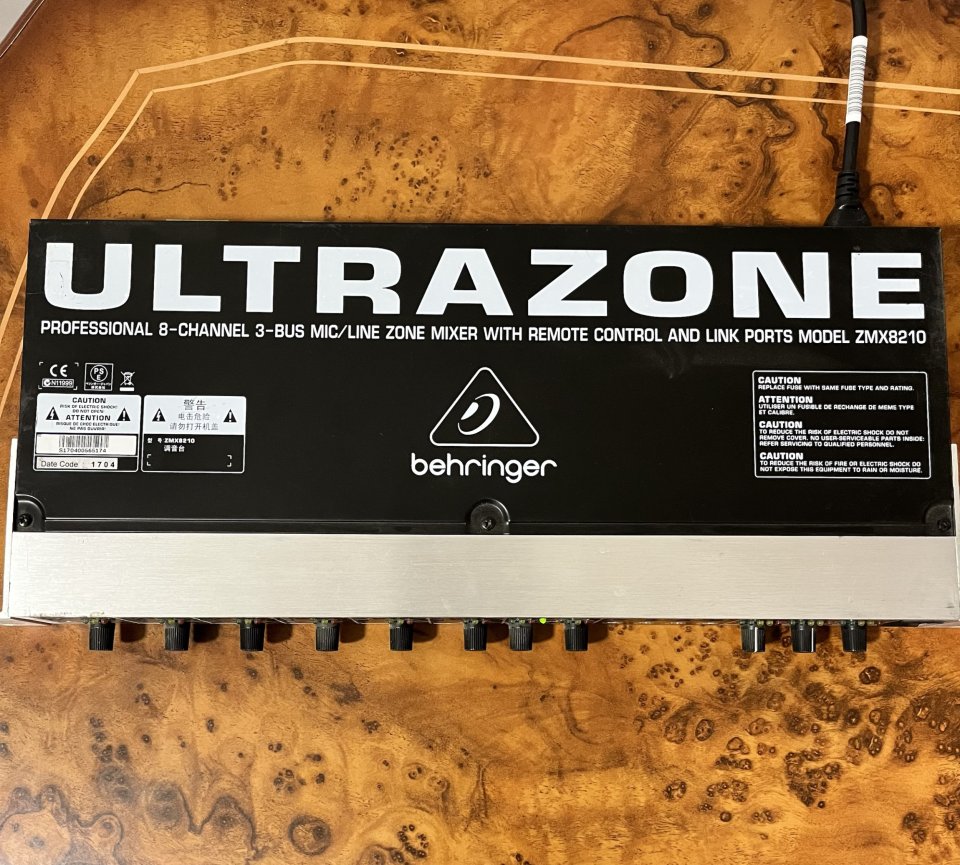 Behringer Ultrazone ZMX8210 mezclador de zonas rack 1U de segunda mano · Foto 6 de 6 · Huesca · 50 €