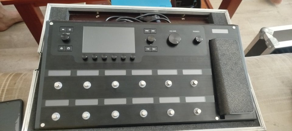 Pedalera multiefectos line6 helix floor de segunda mano · Foto 1 de 8 · Badajoz · 950 €