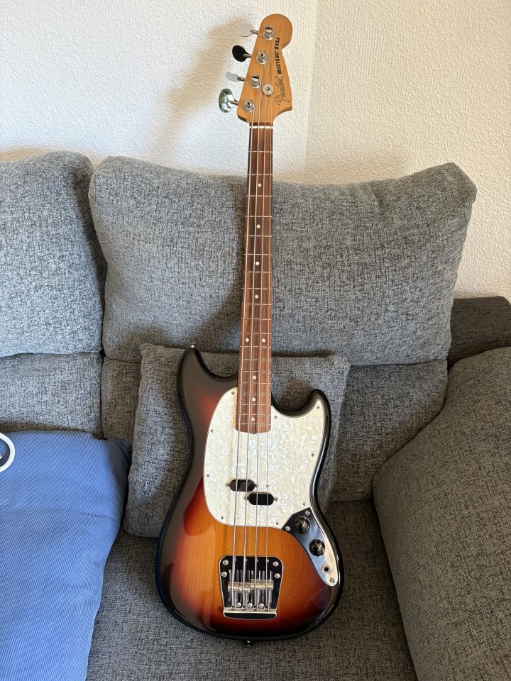 Fender Vintera Mustang Bass 3TS de segunda mano · Foto 1 de 6 · Madrid · 800 €