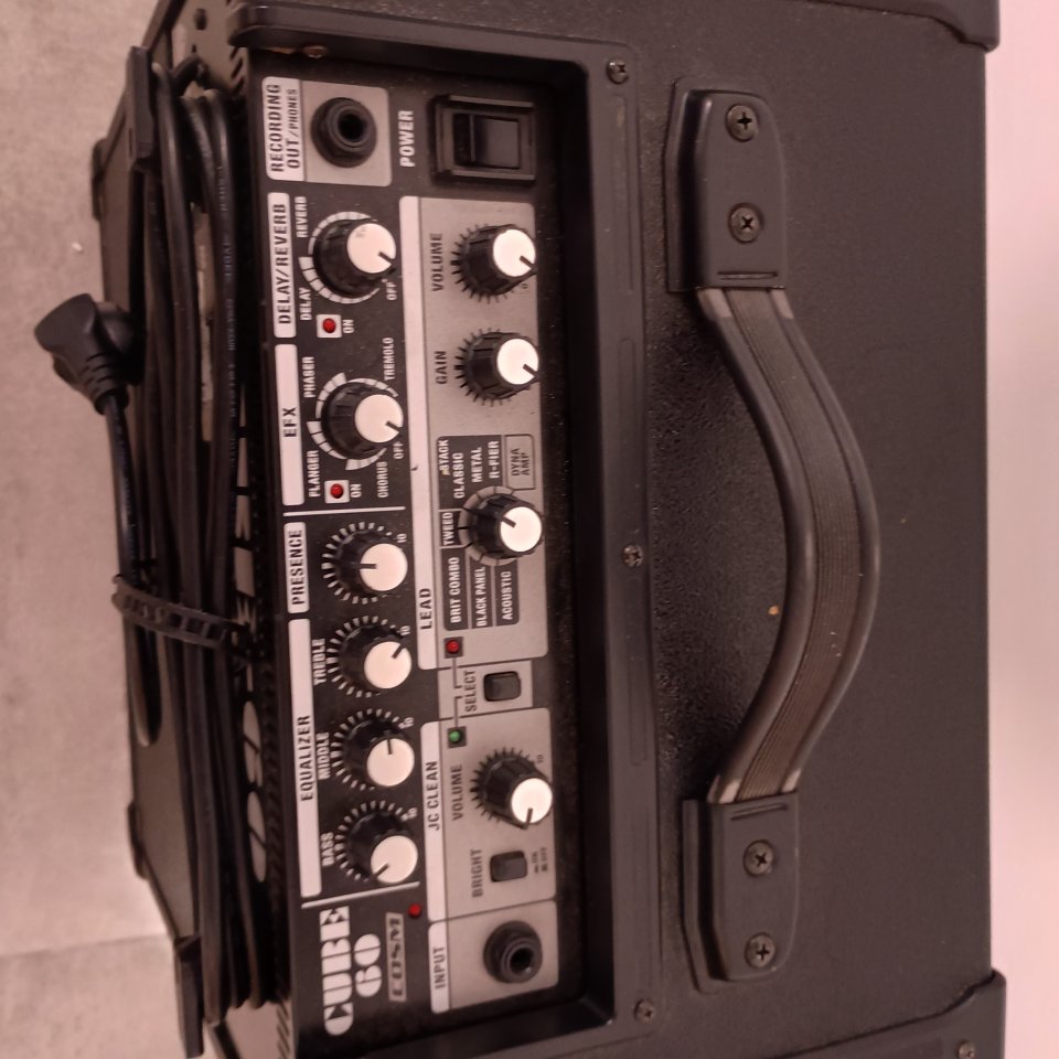 Amplificador Roland Cube 60+Funda de segunda mano · Foto 3 de 6 · Málaga · 160 €