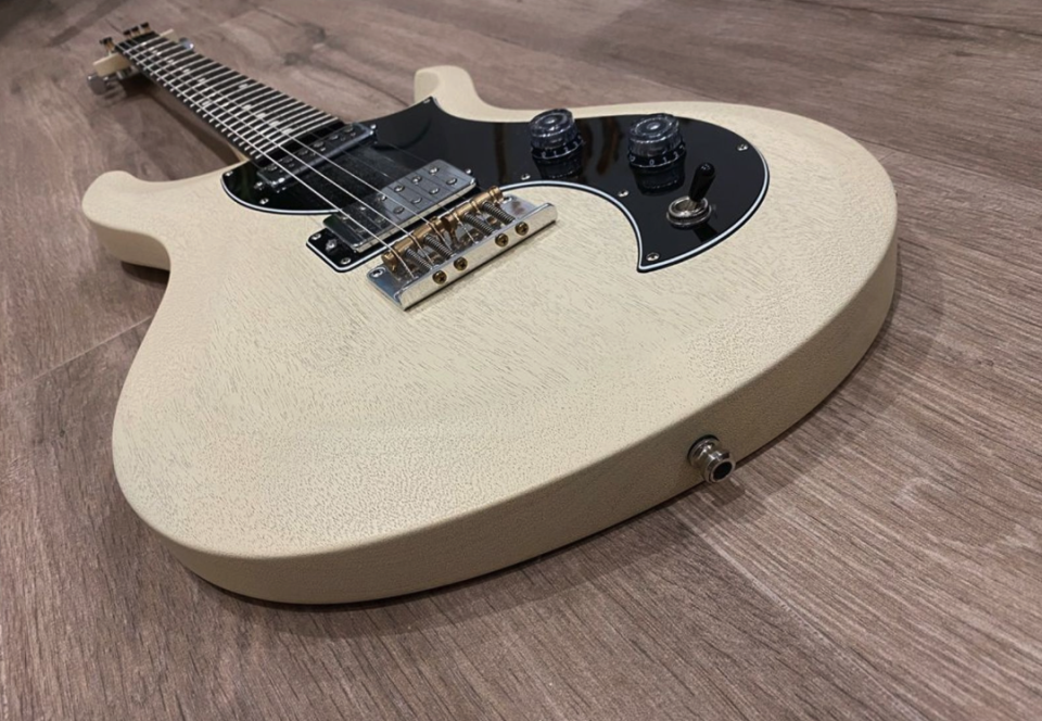 PRS VELA ANTIQUE WHITE SATIN (2,9 KG) POR Fender AM PRO II (o strats) de segunda mano · Foto 1 de 4 · Madrid