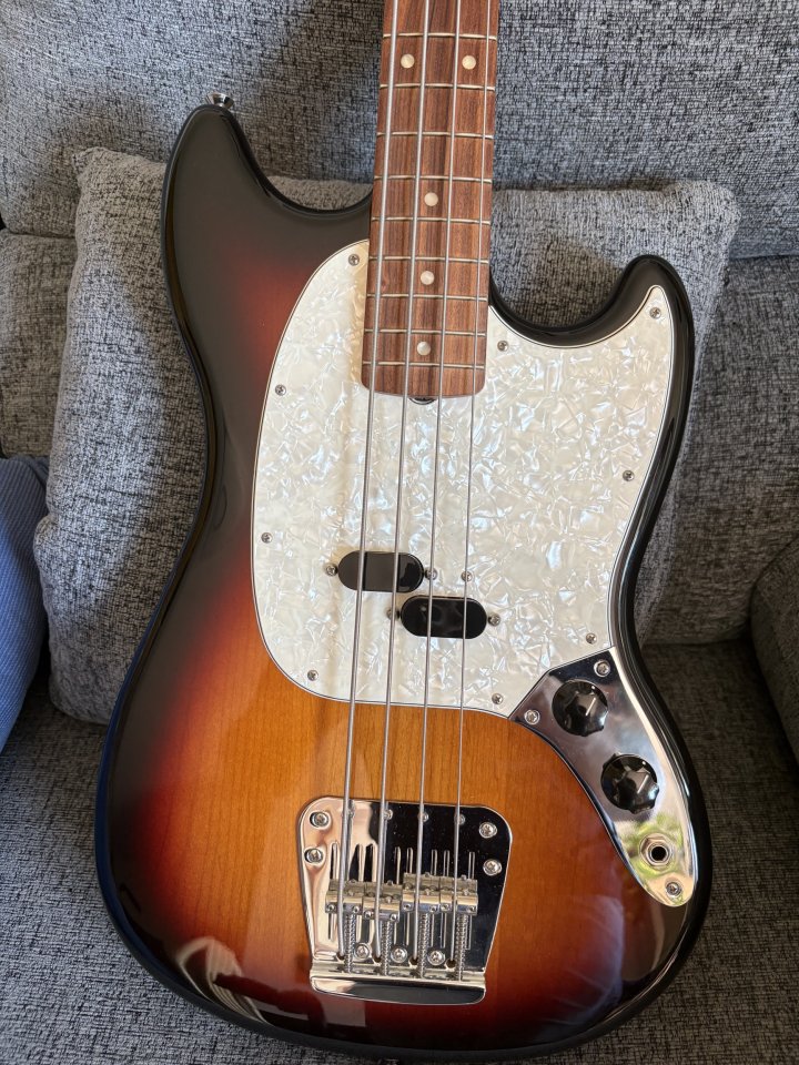 Fender Vintera Mustang Bass 3TS de segunda mano · Foto 2 de 6 · Madrid · 800 €