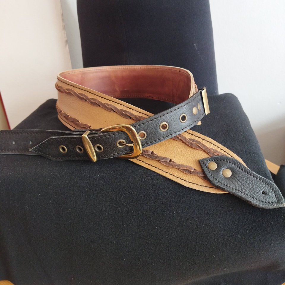 Correa cuero para guitarra o bajo de segunda mano · Foto 2 de 3 · Alicante · 45 €