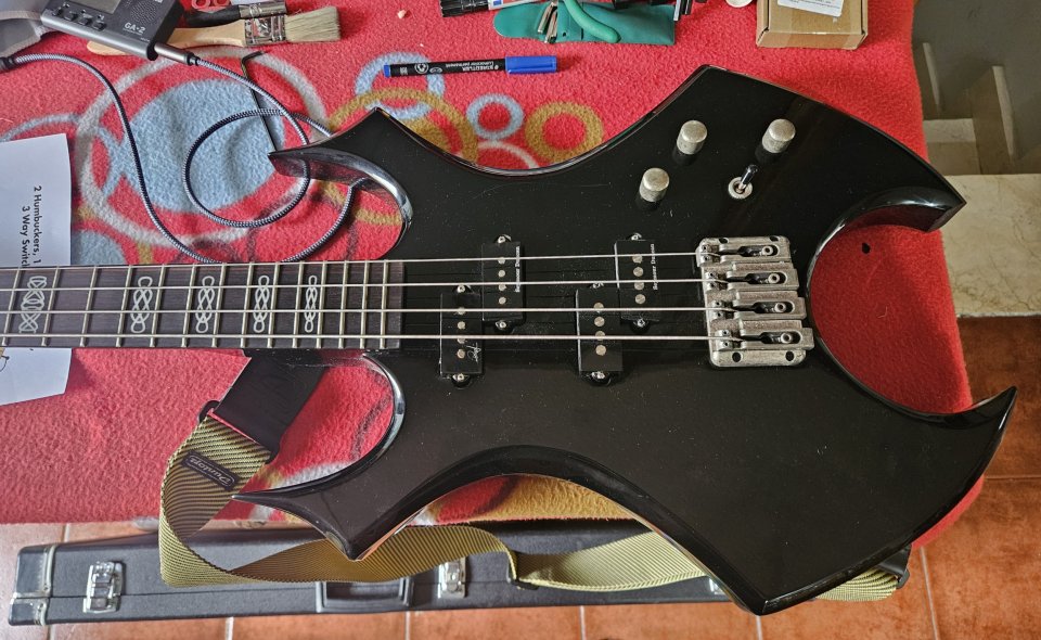Vendo o Cambio Bajo BC RICH VIRGO de segunda mano · Foto 1 de 9 · Madrid · 300 €