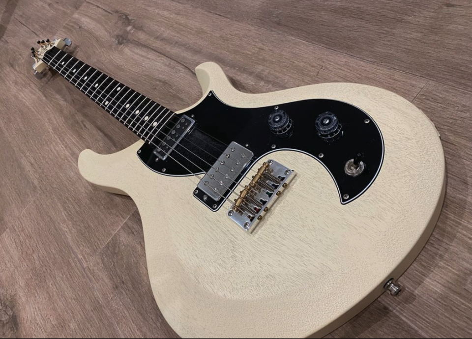 PRS VELA ANTIQUE WHITE SATIN (2,9 KG) POR Fender AM PRO II (o strats) de segunda mano · Foto 2 de 4 · Madrid