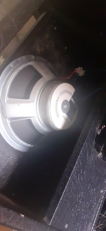 Mueble de combo Roland ST-50 con Celestion 10"