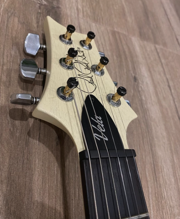 PRS VELA ANTIQUE WHITE SATIN (2,9 KG) POR Fender AM PRO II (o strats) de segunda mano · Foto 4 de 4 · Madrid