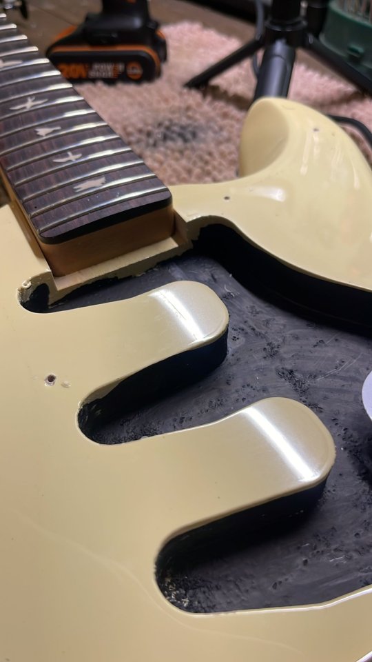 Busco guitarras o bajos antiguos para restaurar. de segunda mano · Madrid