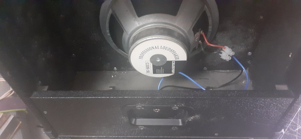 Mueble de combo Roland ST-50 con Celestion 10"