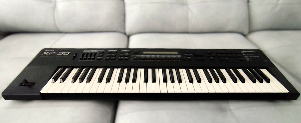 Roland XP-30 + 8 TARJETAS SR-JV80