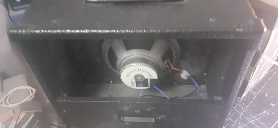 Mueble de combo Roland ST-50 con Celestion 10"